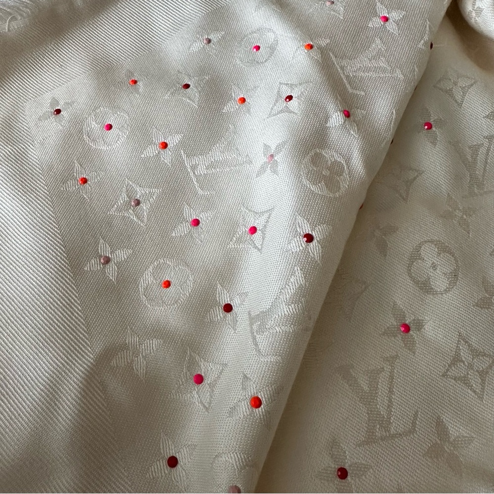Louis Vuitton Rare White Poppygram Shawl - Picture 5 of 7